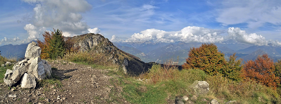 Dalla cima del Castel Regina (1424 m) vista sul Foldone appena salito e sceso